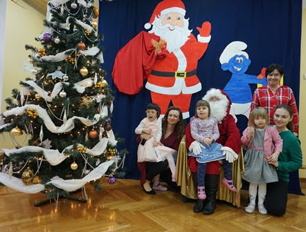 Dzieci ze Świętym Mikołajem przy choince