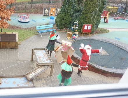 Święty Mikołaj z elfami na placu zabaw