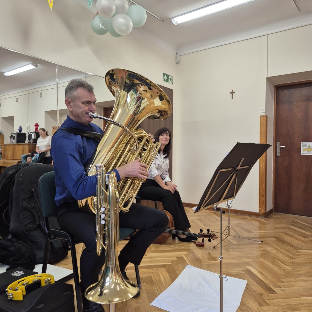 Muzyk grający na tubie.