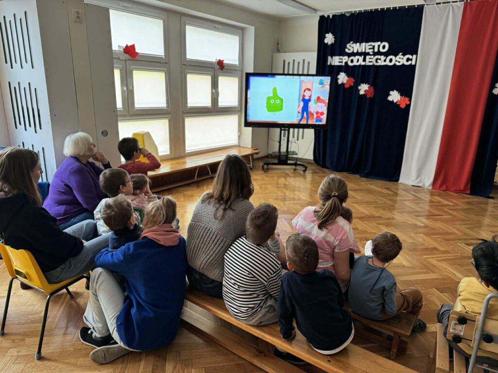 Dzieci oglądają film na ekranie na temat praw dziecka.