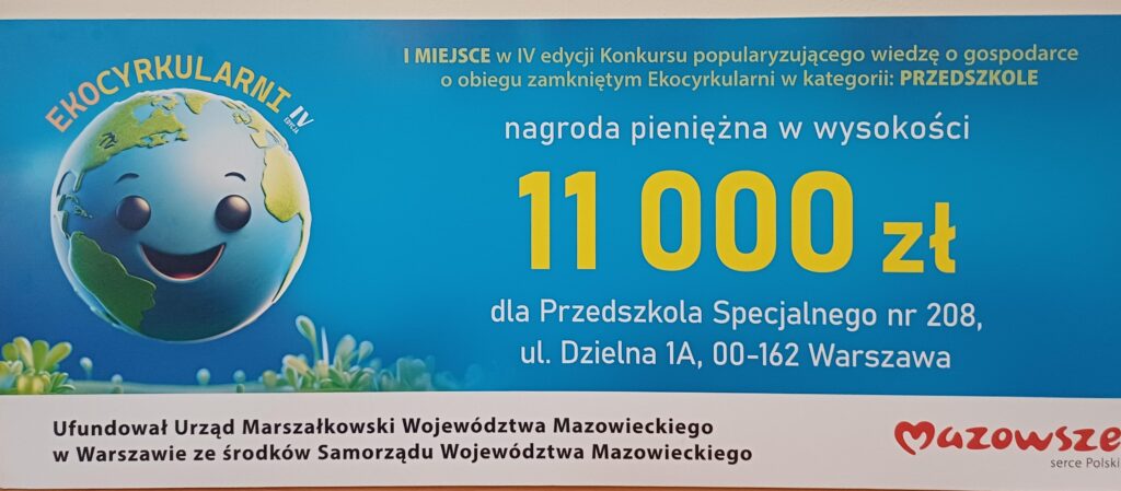 Plansza z logo konkursu Ekocyrkularni - uśmiechnięta planeta Ziemia- oraz napisem pierwsza nagroda w czwartej edycji Konkursu popularyzującego wiedzę o gospodarce o o biegu zamkniętym Ekocyrkularni w kategorii: Przedszkole