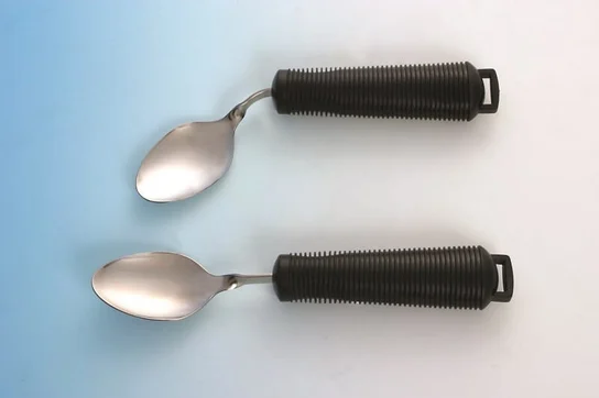 Łyżki z wygiętymi elementami ułatwiające jedzenie posiłków.