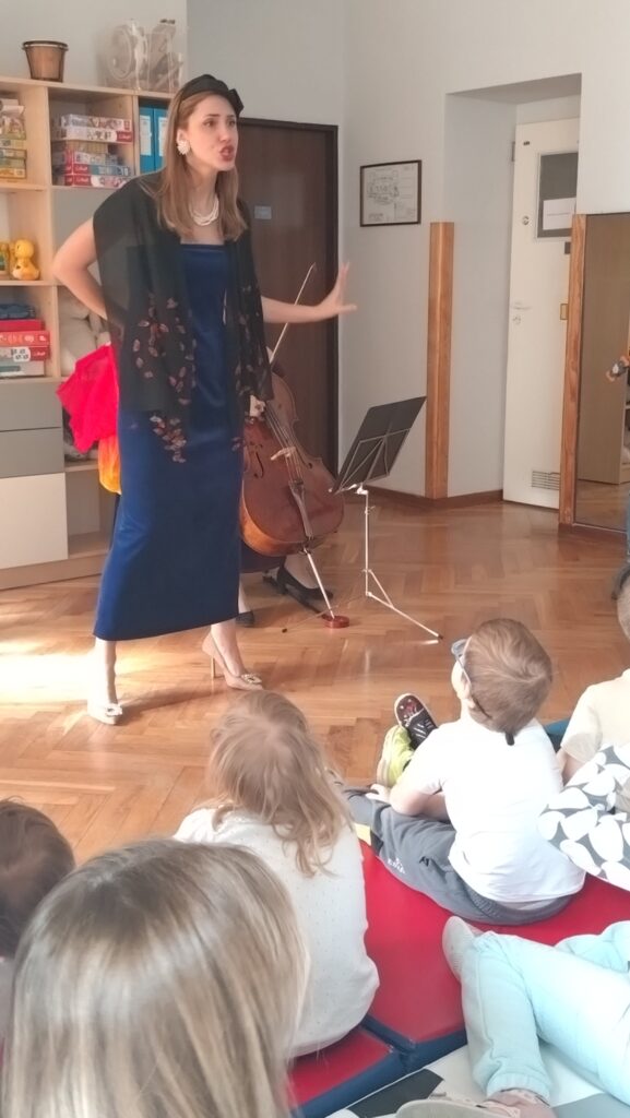 Śpiewaczka występująca przed dziećmi.