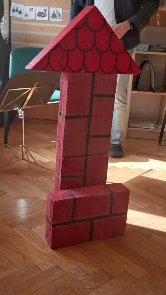 Dom zbudowany z czerwonych klocków.